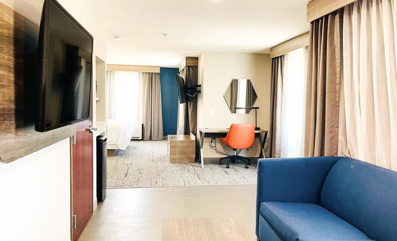 Queen Suite with Two Queen Beds and One Sofa Bed - Mountain View