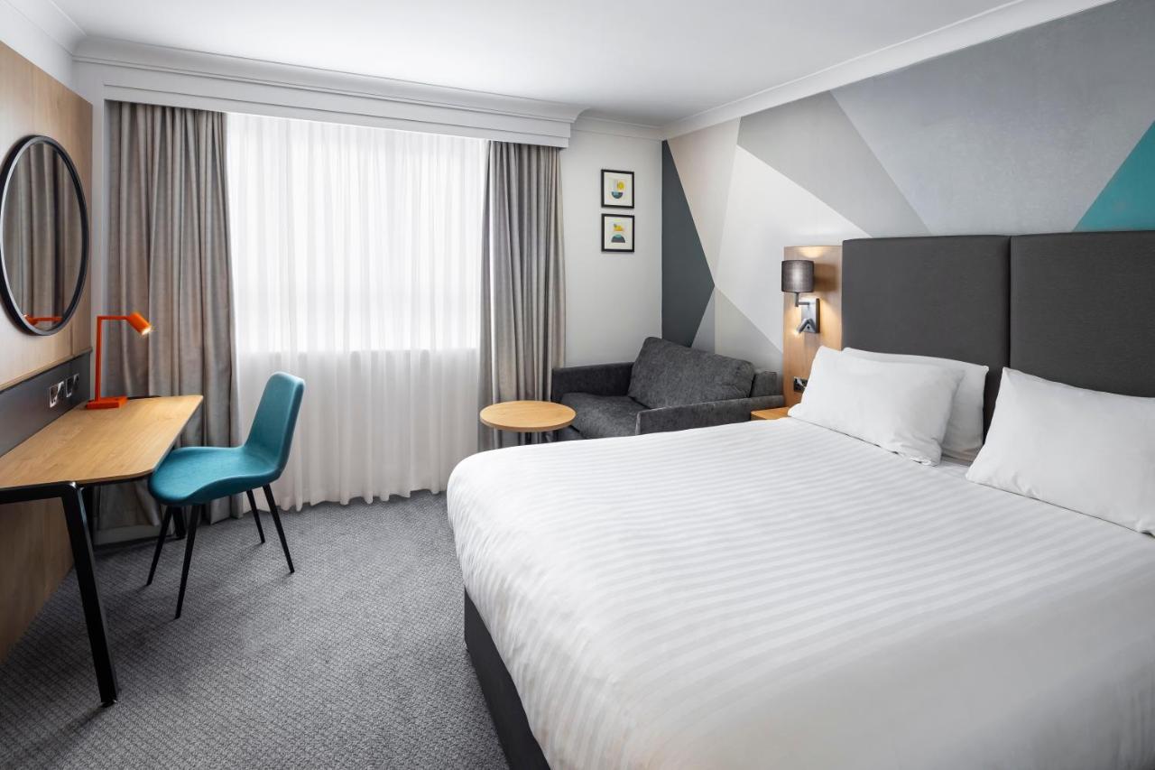 Standard Queen Room with Single Sofa Bed