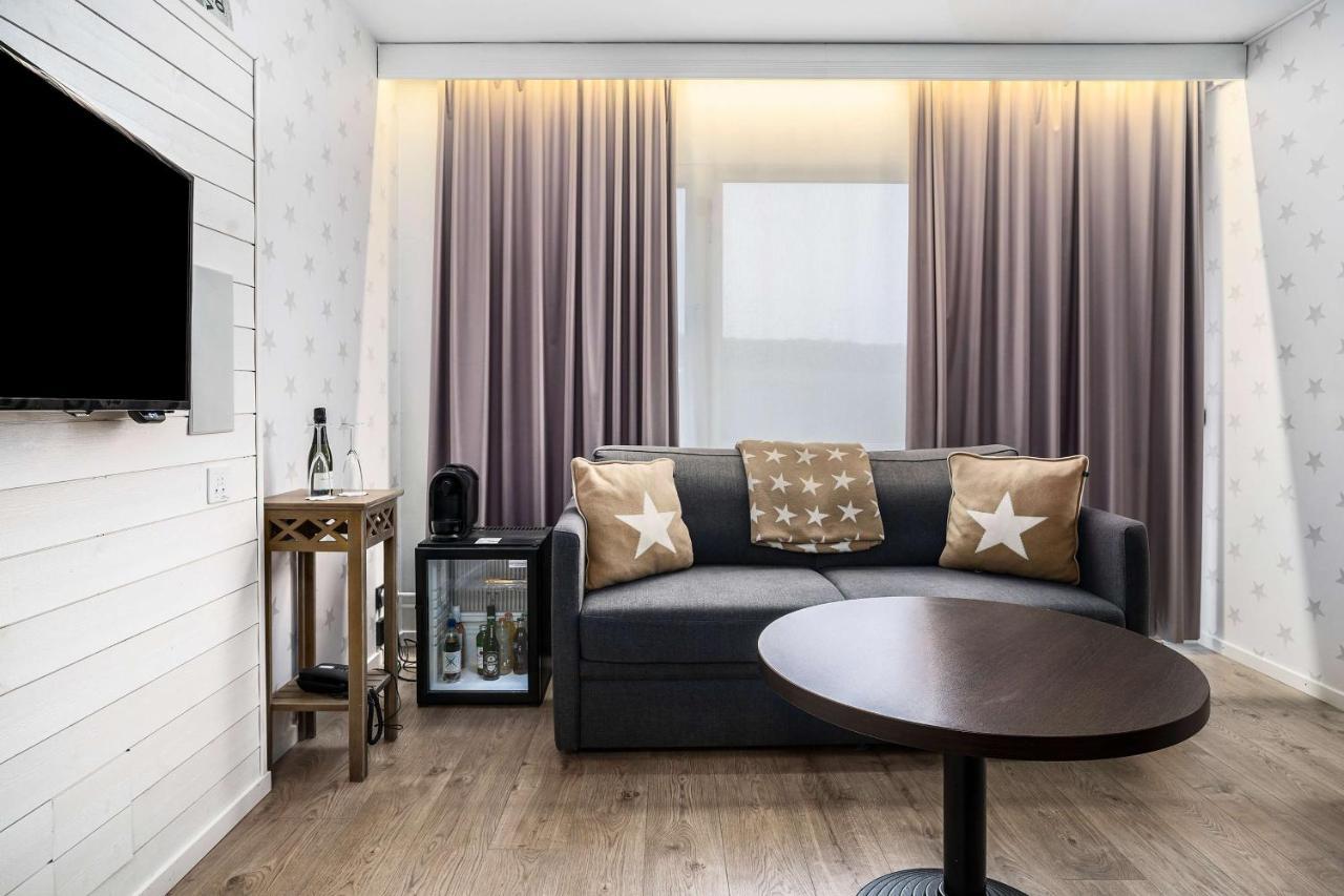 Suite con cama extragrande y sofá cama
