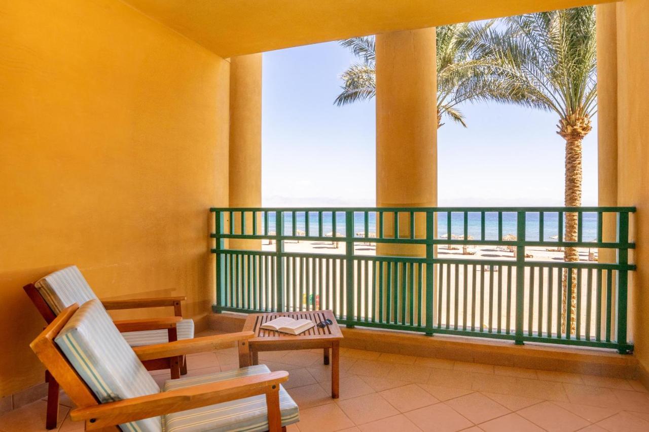 Standard Zimmer mit Kingsize-Bett, Pool- und Meerblick