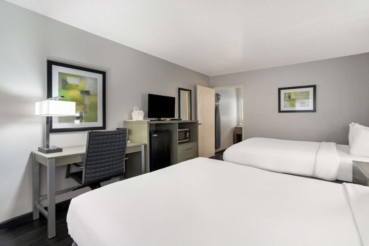 Queen Room with Two Queen Beds - Non-Smoking