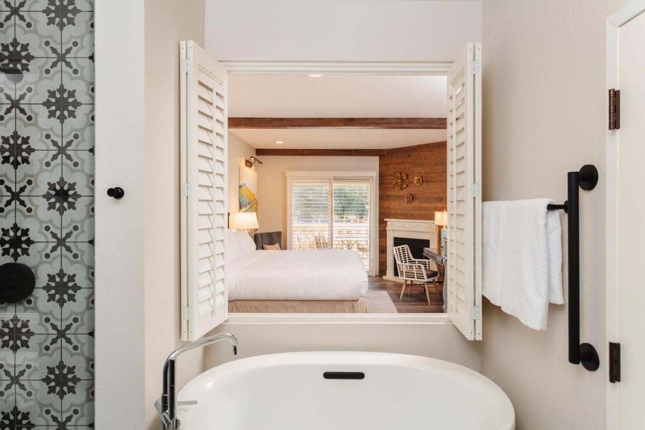 King Room with Balcony, Fireplace and Soaking Tub