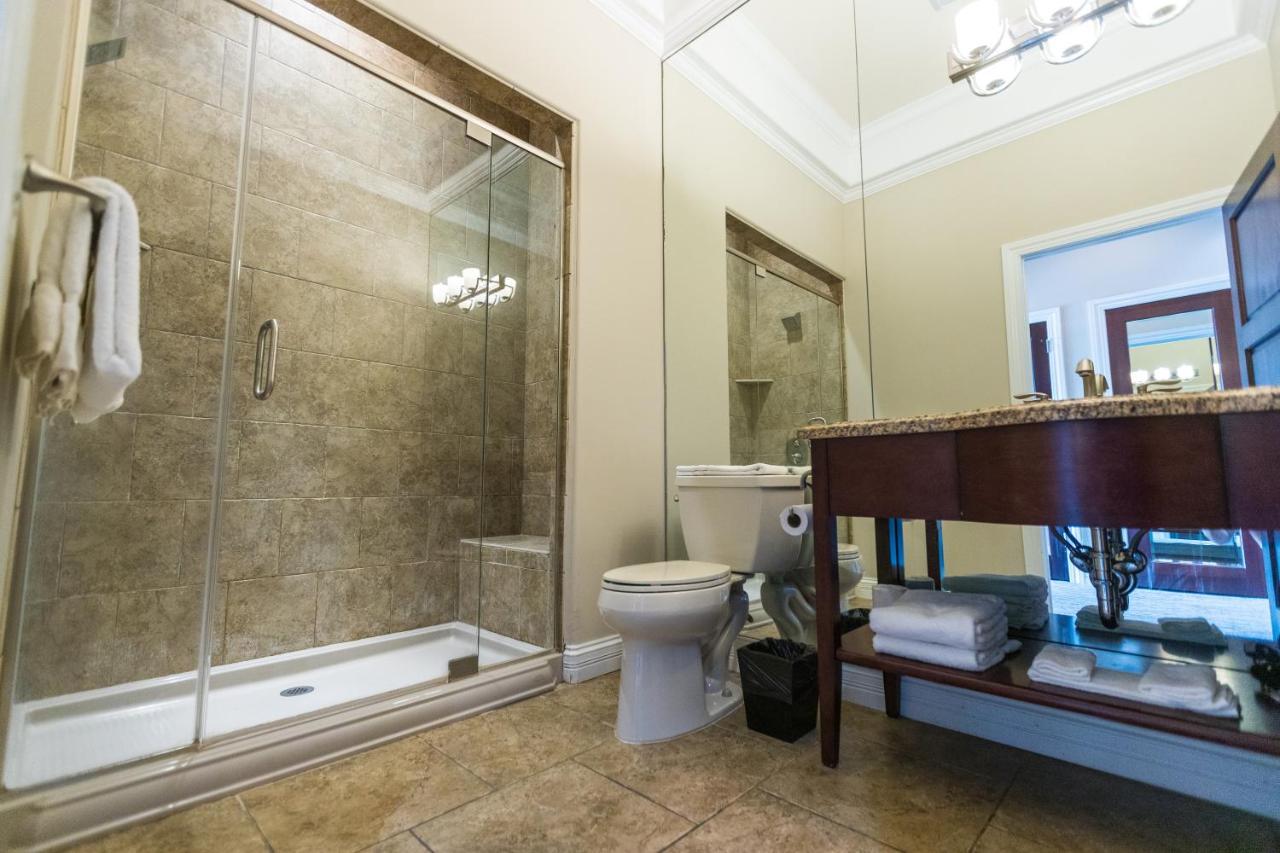 One-Bedroom King Suite with Lake View