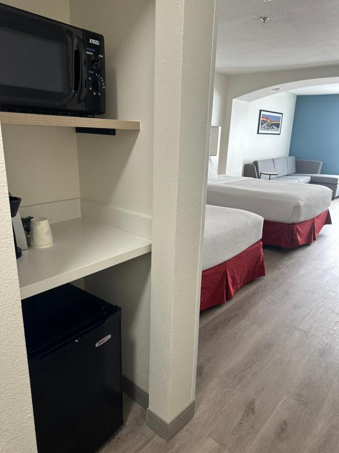 One-Bedroom Suite Two Queen Beds Non-Smoking