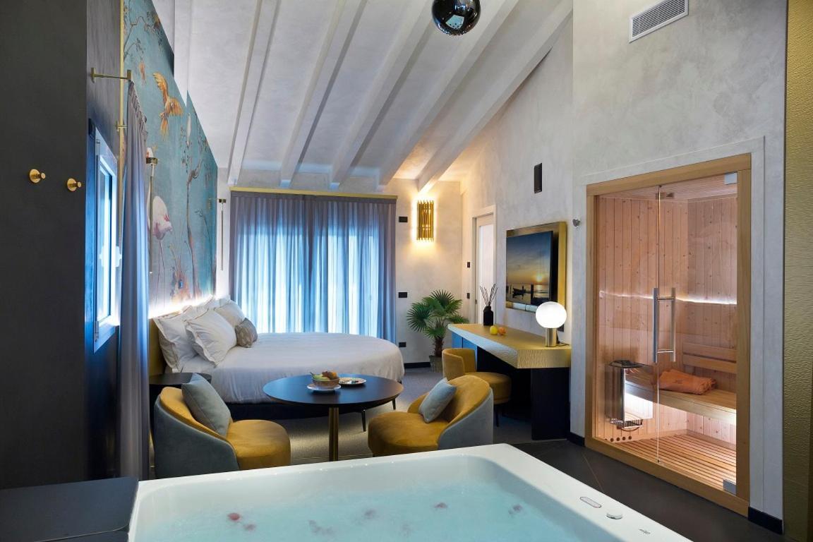 Deluxe Suite,1358989499:JPEG