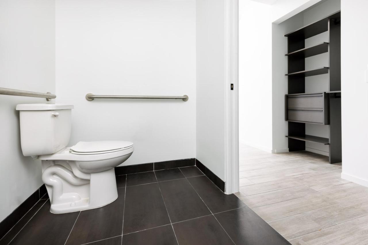 Suite 3 Chambres avec 1 Lit King-Size, 1 lit Queen-Size et 2 Lits Jumeaux ADA - Vue sur la Ville