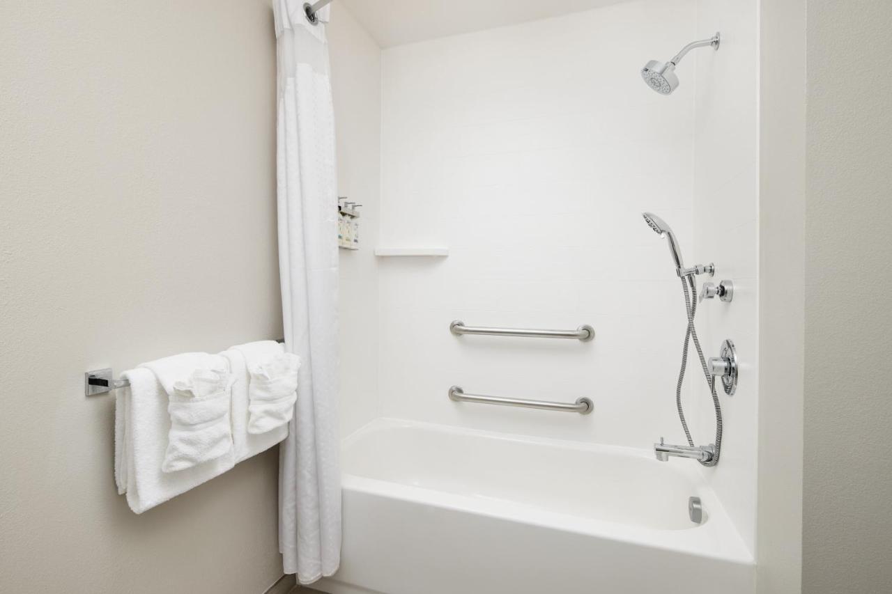 Queen Room with Two Queen Beds - Hearing Accessible