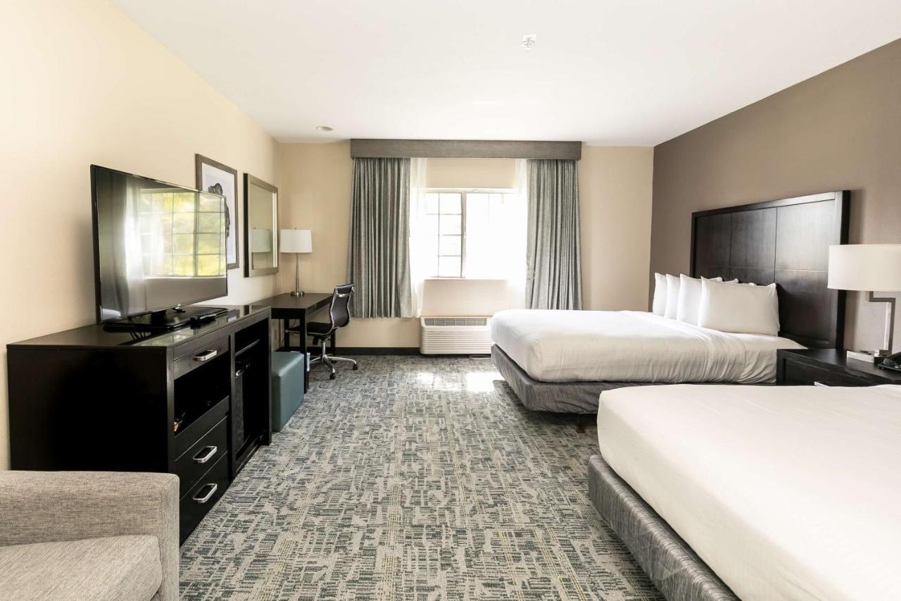 Queen Room with Two Queen Beds and Bath Tub - Disability Access/Non-Smoking