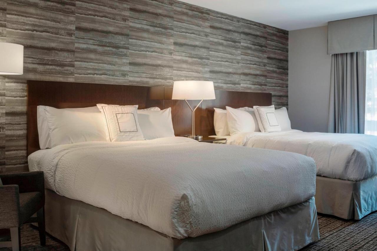 Queen Room with Two Queen Beds - Hearing Accessible