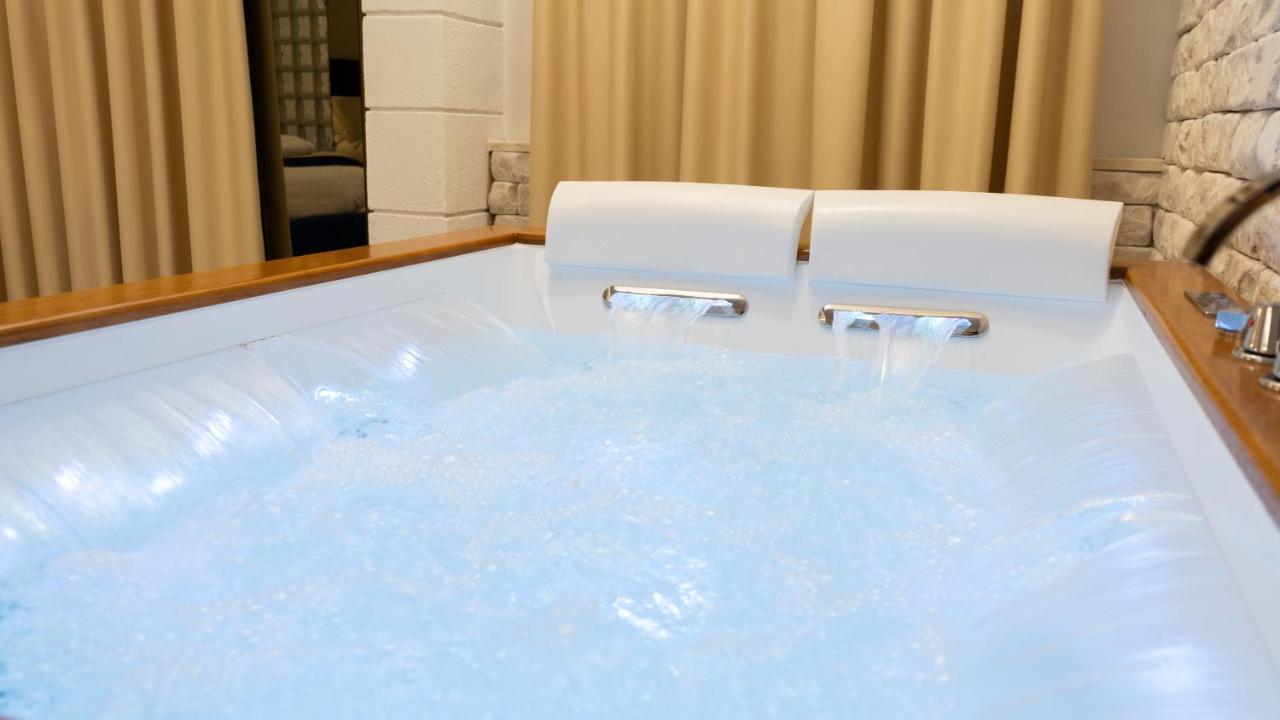 Deluxe Suite Spa Bath Patio,1567046810:JPEG