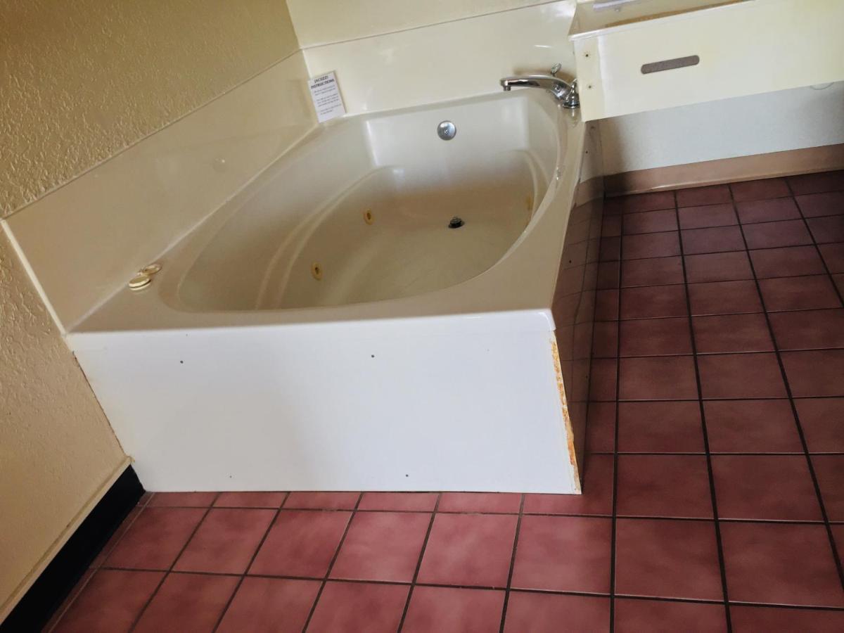 Standard Room with Two Double Beds and Jacuzzi - Non-Smoking