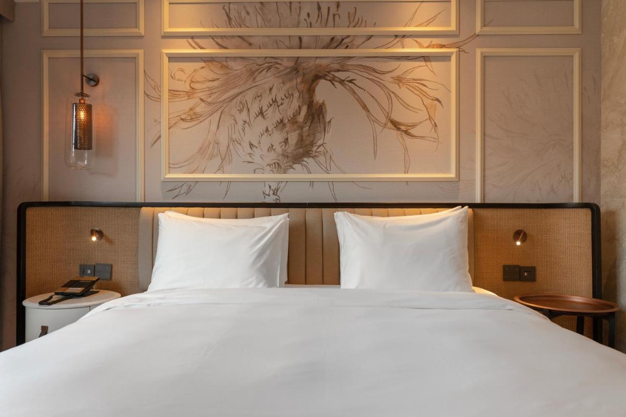 Deluxe King Room with Street View