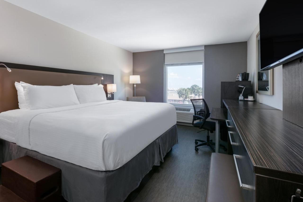 King Room with Roll-In Shower - Mobility/Hearing Accessible - Non-Smoking