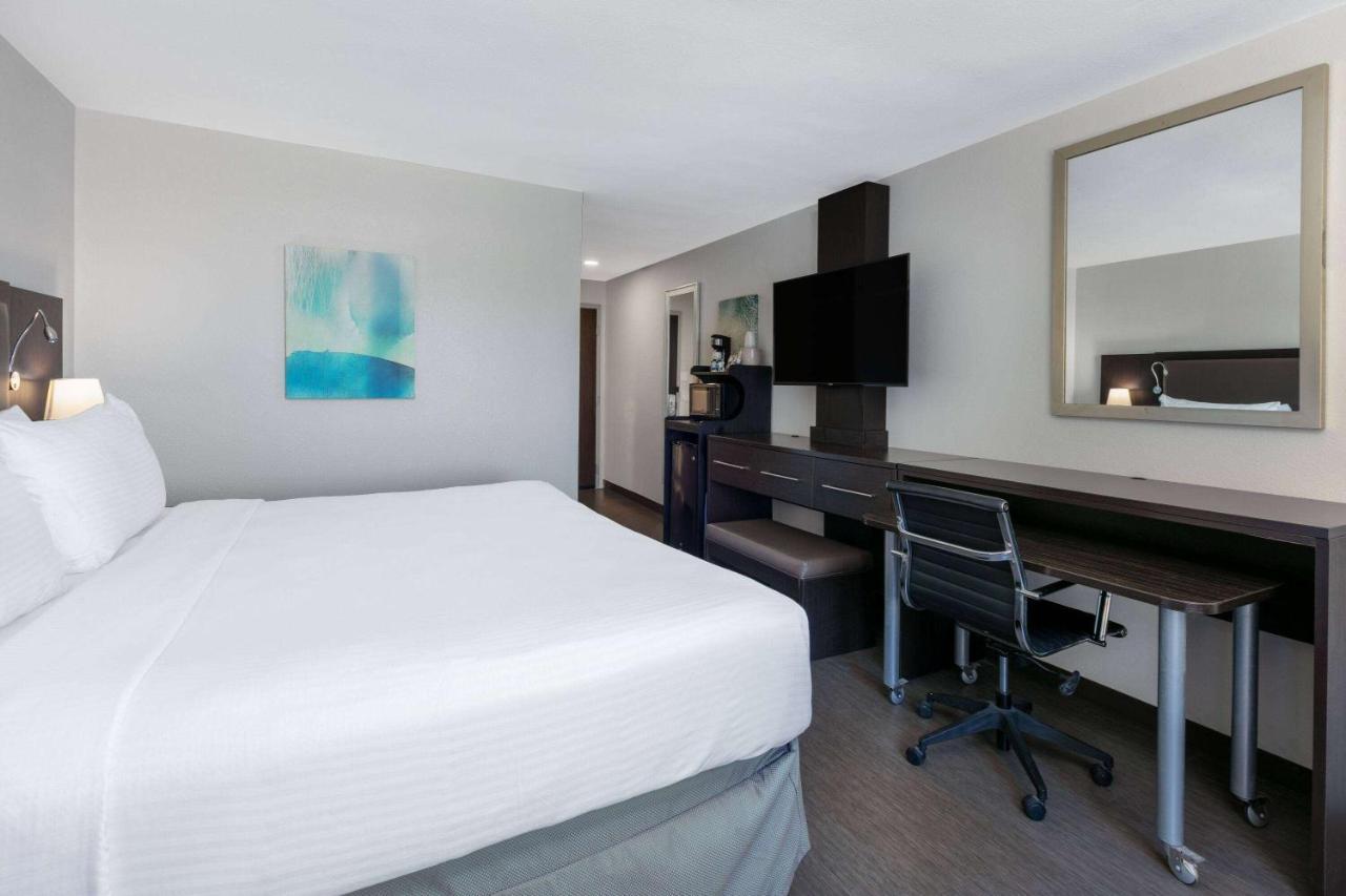 King Room with Bath Tub - Mobility/Hearing Accessible - Non-Smoking