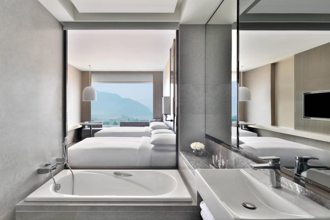 Club Room with M Club lounge access, 2 Double, Mountain view