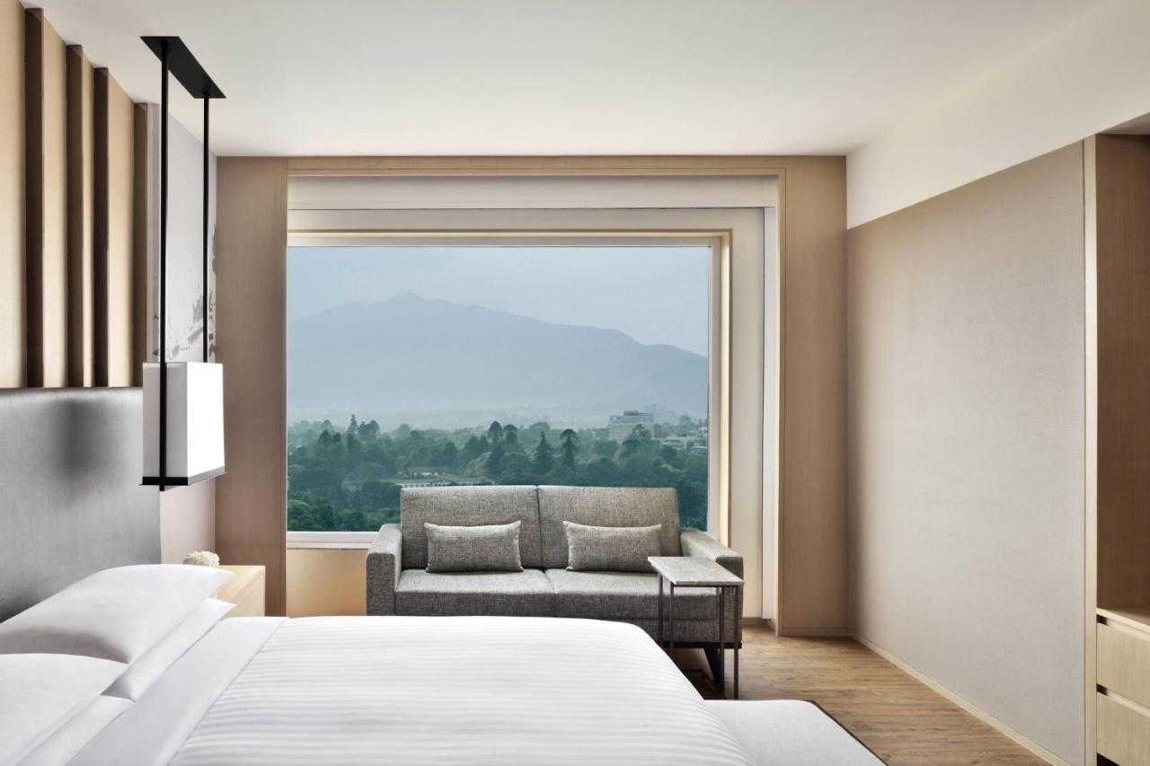 Executive Suite with M Club lounge access, Mountain view