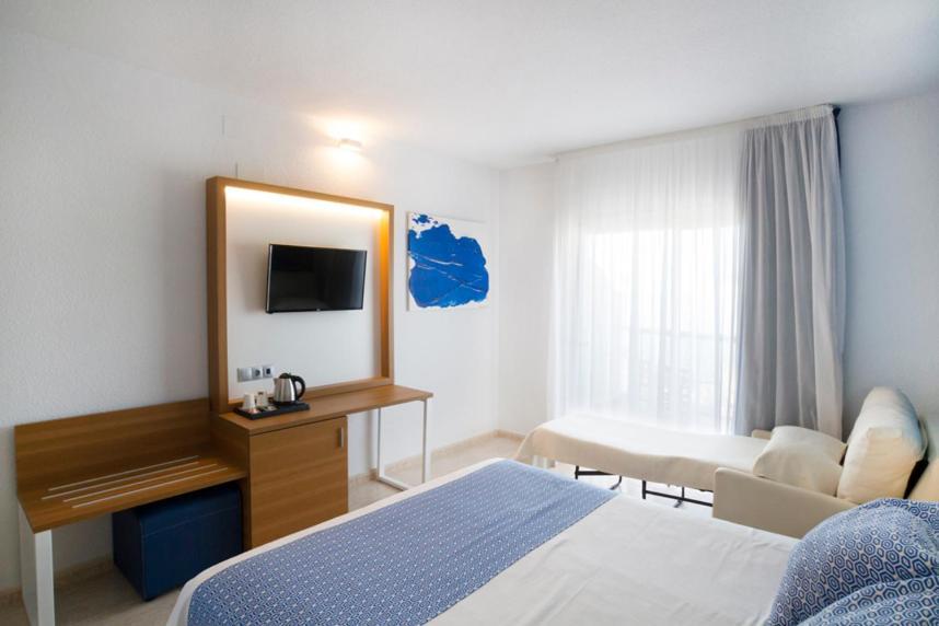 Habitación Triple con vistas parciales al mar (2 adultos + 1 niño)