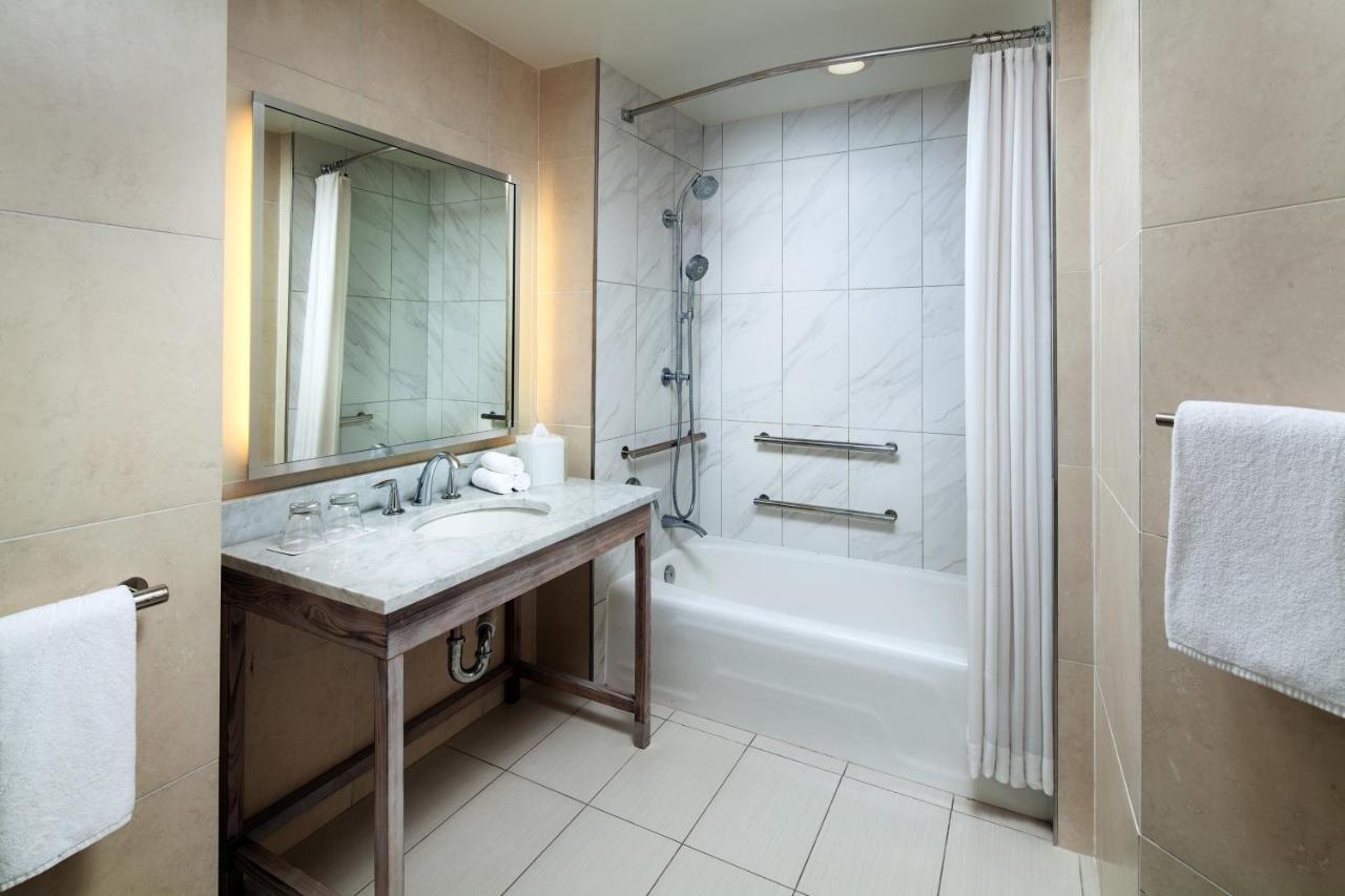 Superior Guest Room, 1 King, Ocean View, Balcony