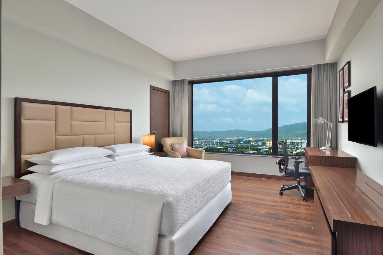 Deluxe Club King City View