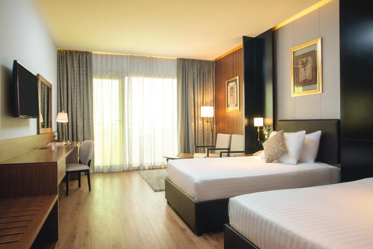 Quarto Executivo com 2 Camas de Solteiro, Sala de Mídia e Vista da Cidade