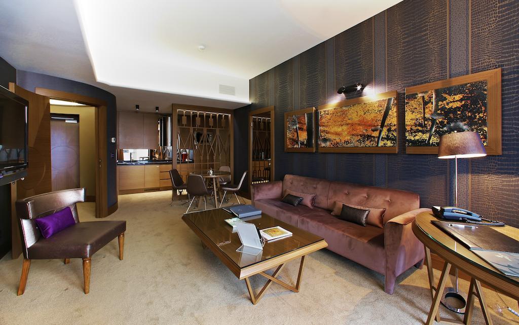 Deluxe Queen Studio
