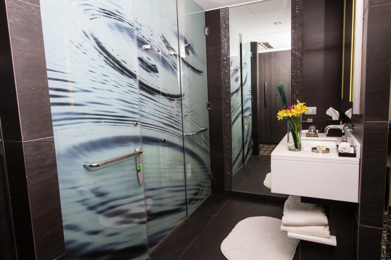 Contemporary Queen Room