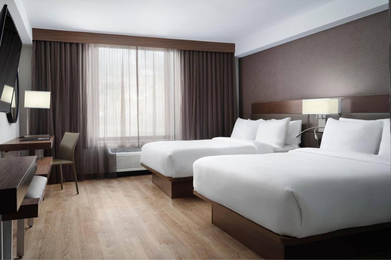 Queen Room with Two Queen Beds and Roll-In Shower - Mobility Access/Hearing Accessible
