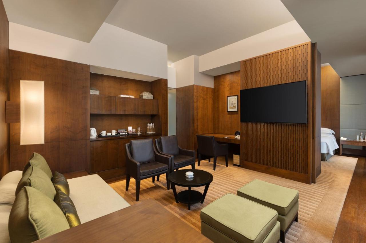 1 Bedroom Suite, 1 King, Garden view