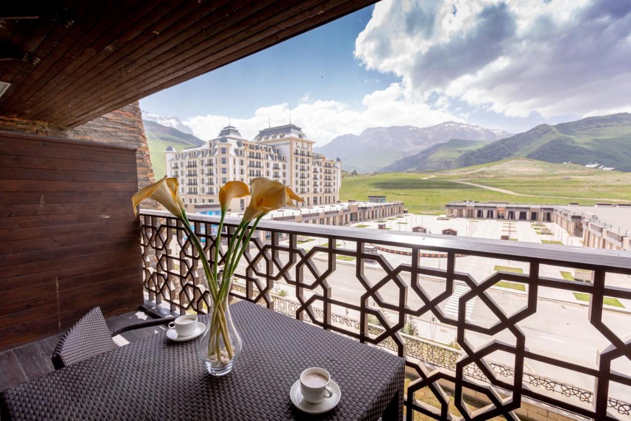Deluxe King Room with Plaza View