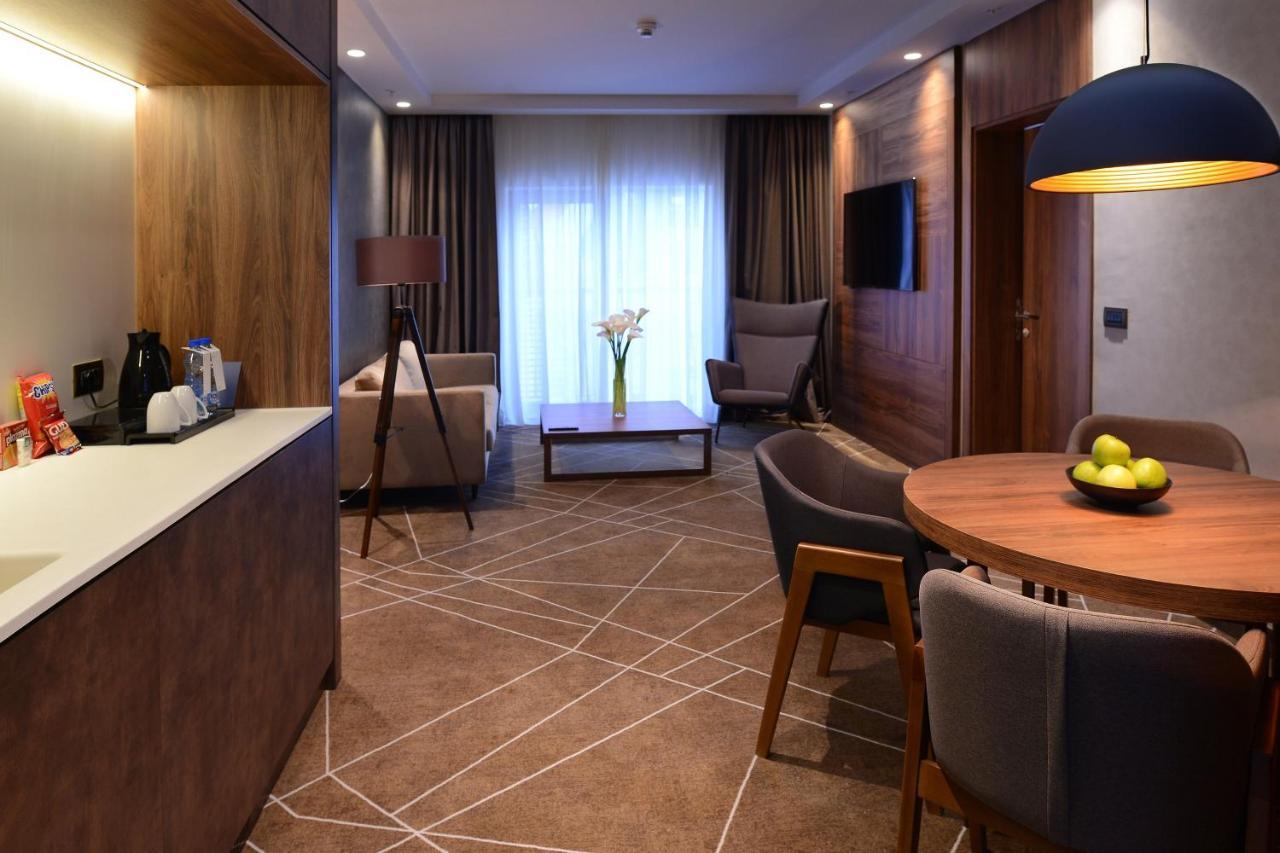Club Junior Suite, Signature Club Lounge lounge access