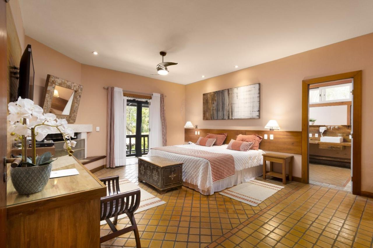 Quarto com Cama King-size e Banheira de Hidromassagem