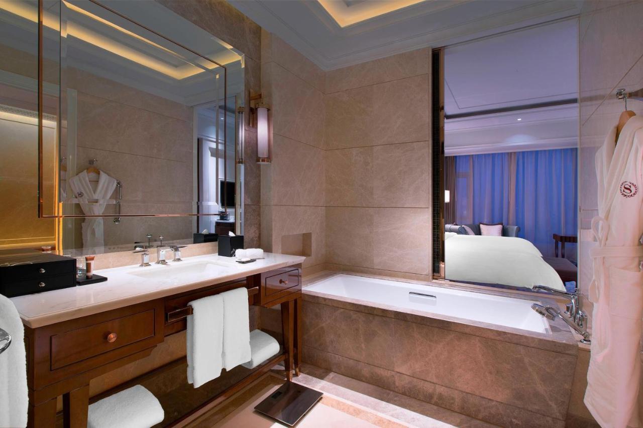 Club King Room