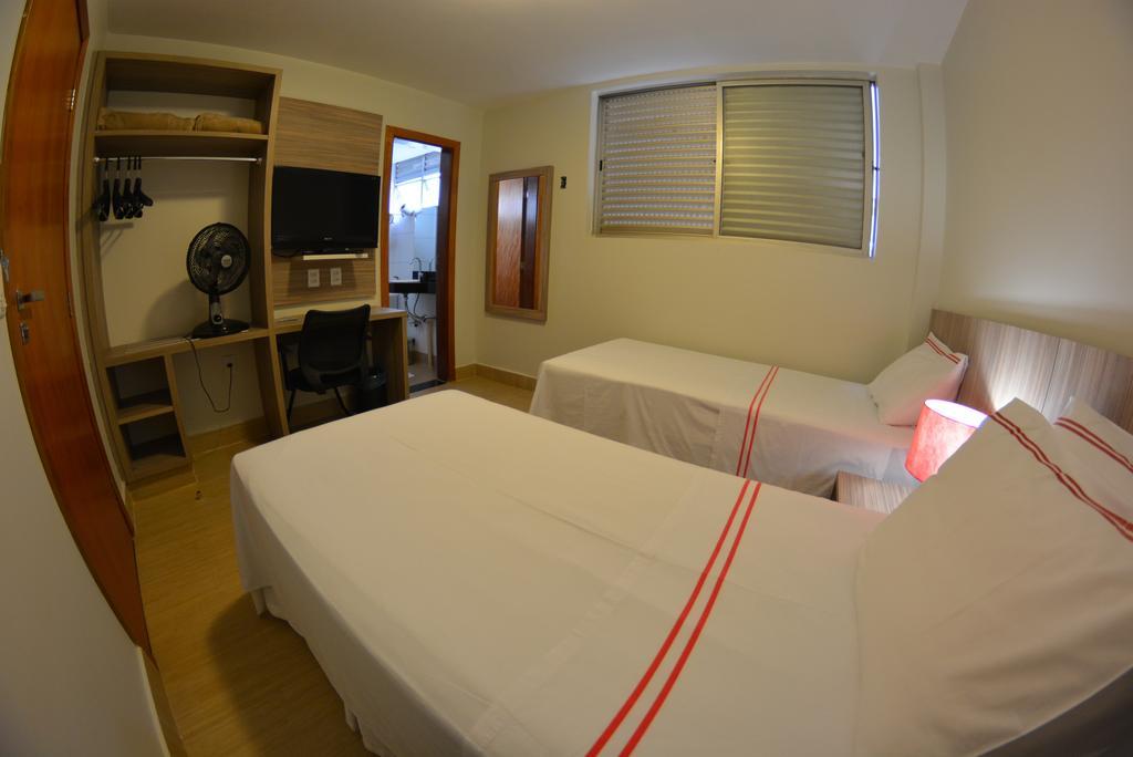Quarto Econômico com Cama de Casal ou 2 de Solteiro e Ventilador