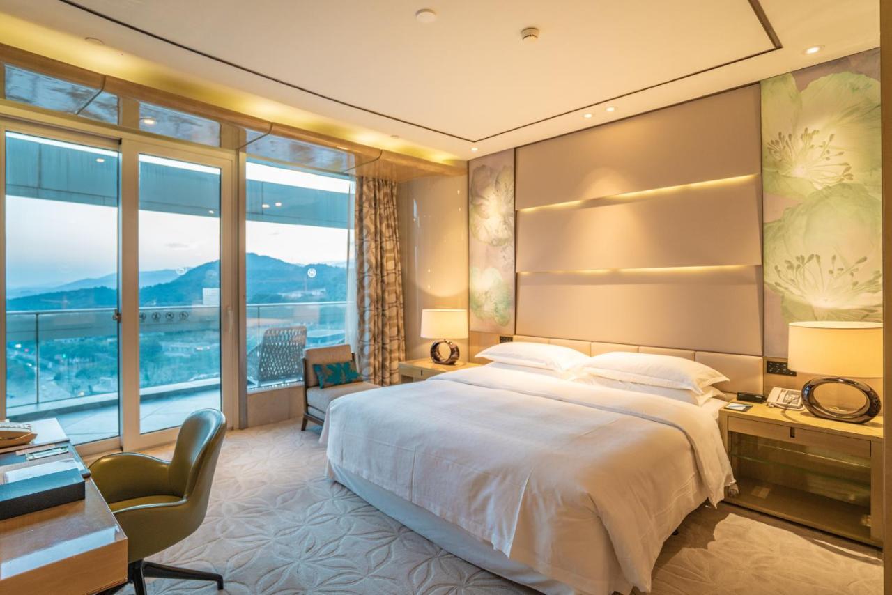 Standard King Room with Resort View