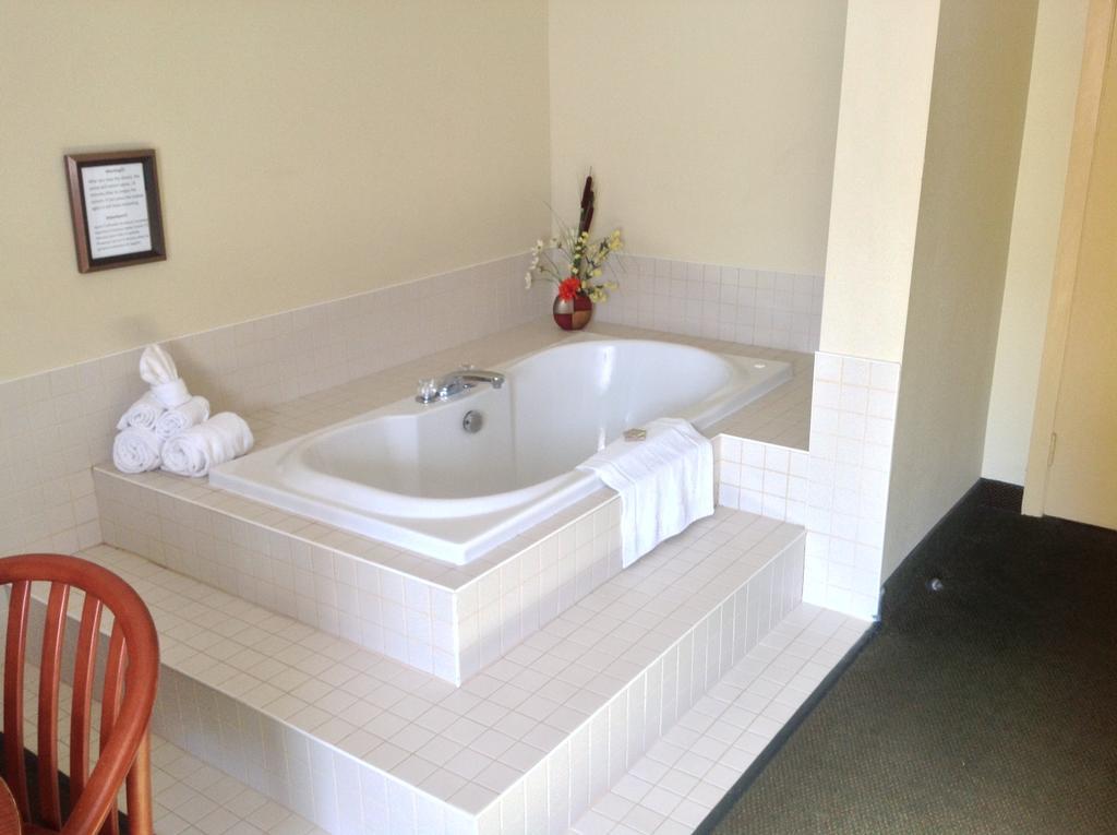 King Suite with Jetted Tub - Non-Smoking