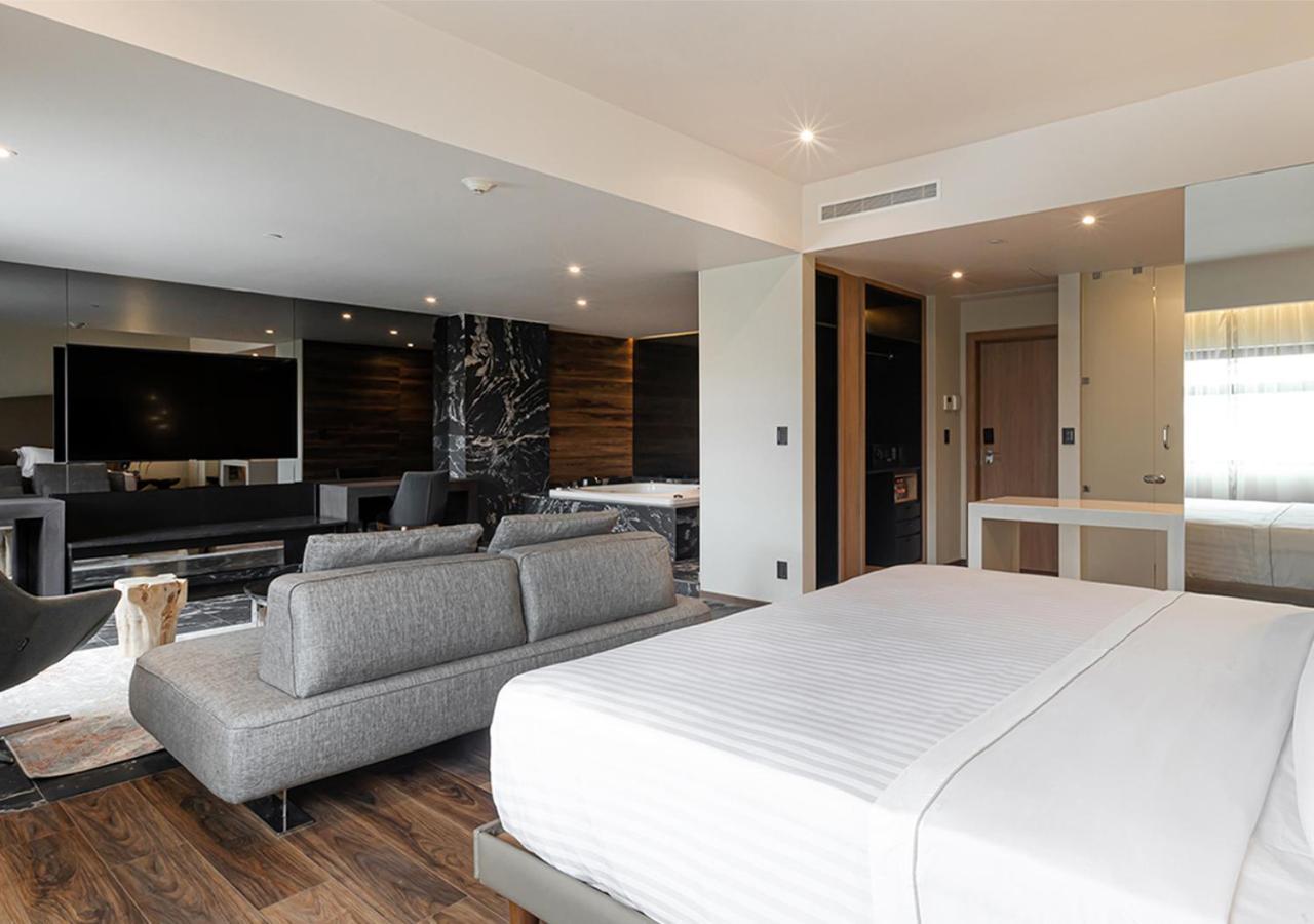 Deluxe Suite with Spa Bath