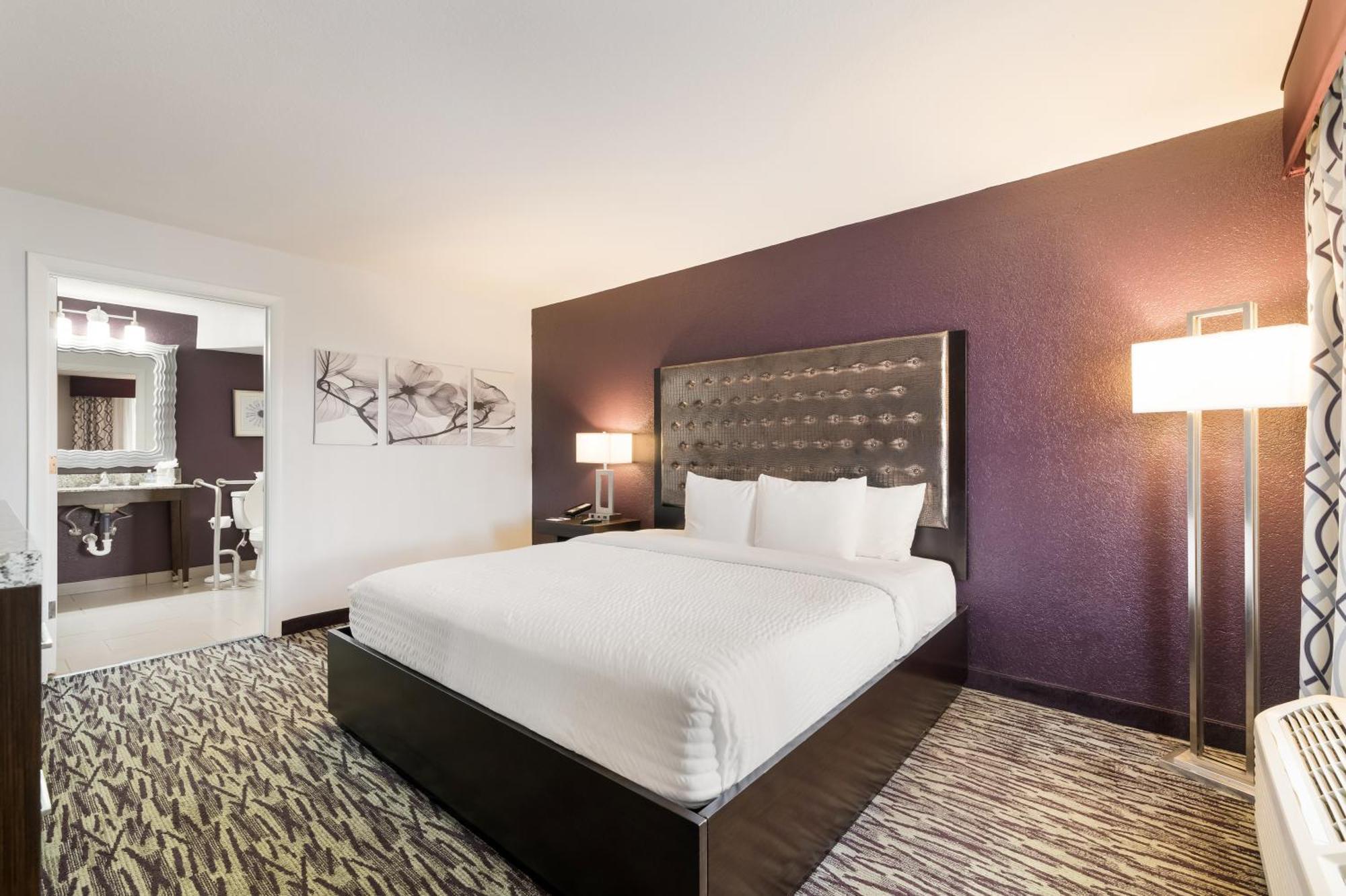 Quarto com Cama King-size e Chuveiro Acessível a Cadeirantes - Acomodação Acessível para Hóspedes com Mobilidade Reduzida - (Sem Taxa de Resort)