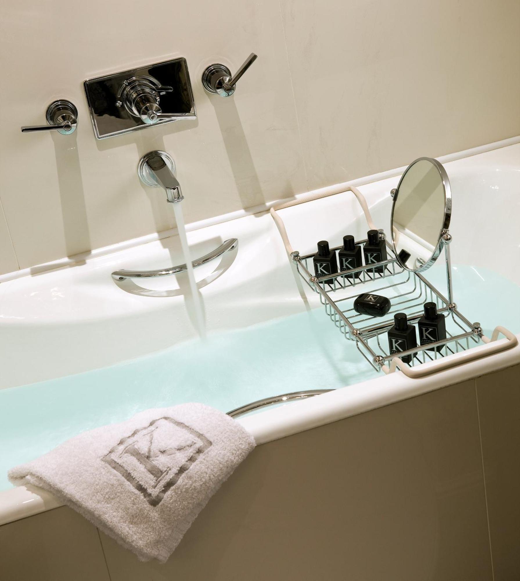 Standard Double Room (Queen bed & bath)