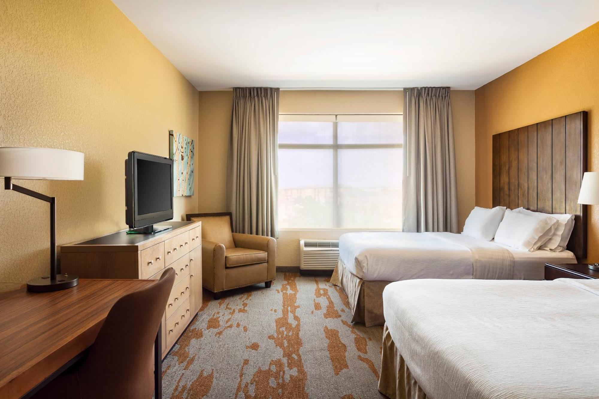 Standard Queen Room with Two Queen Beds and Mobility Accessible Tub