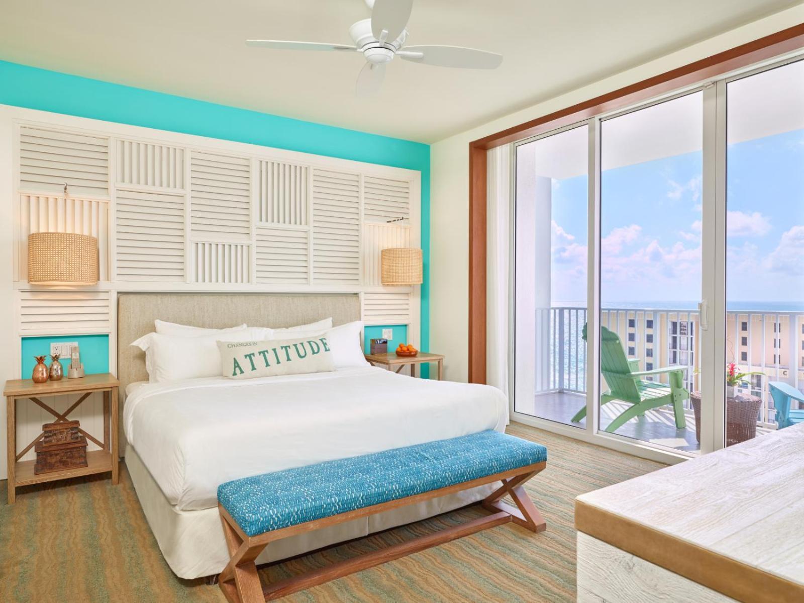 Quarto com Cama King-size e Vista Parcial do Mar