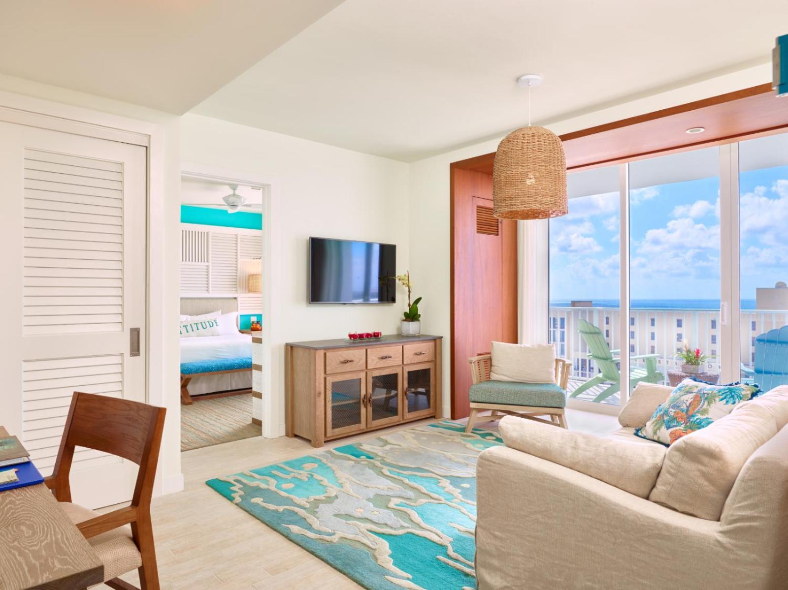 Suíte de 1 Quarto com Cama King-size e Vista Parcial do Mar