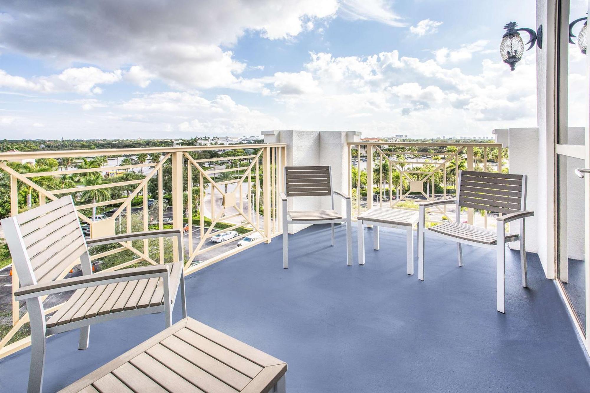 King Studio Suite with Balcony