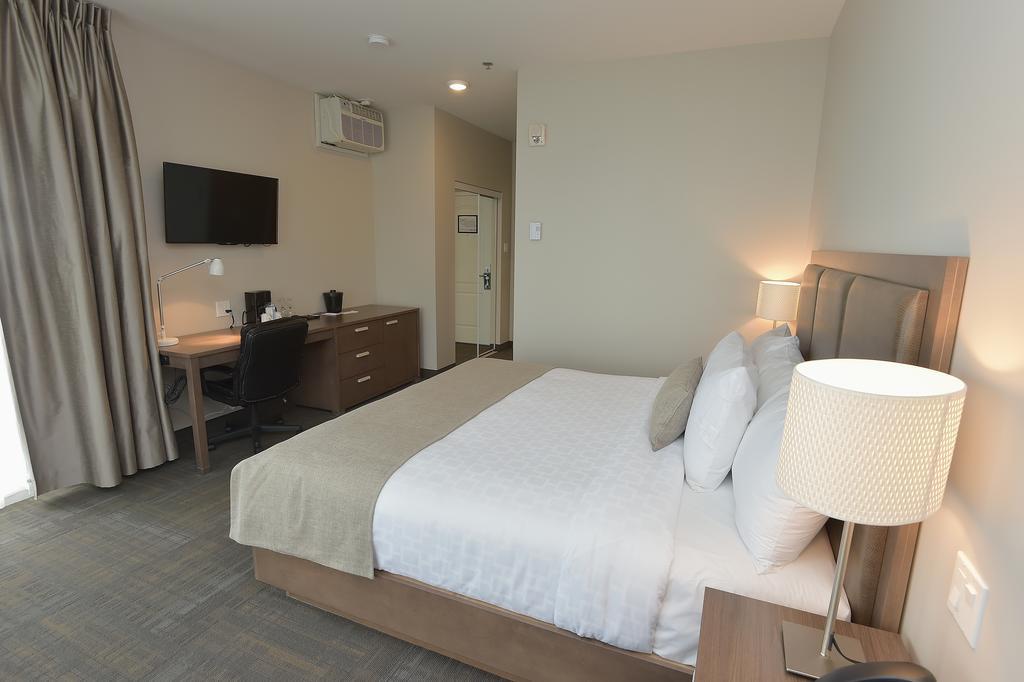 Superior, 1 king bed, balcony, river view