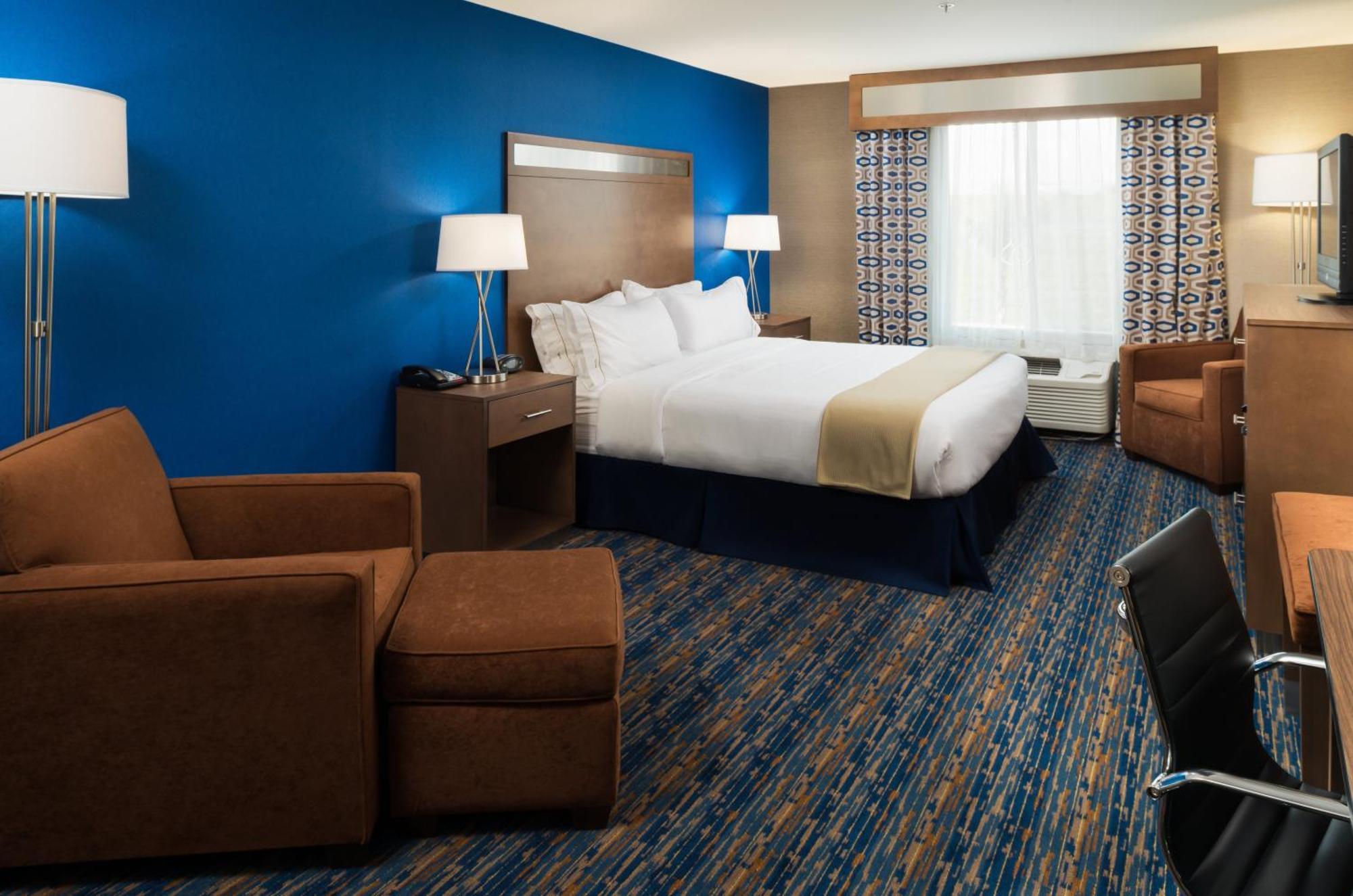 Standard King Room with Roll-In Shower - Mobility Access