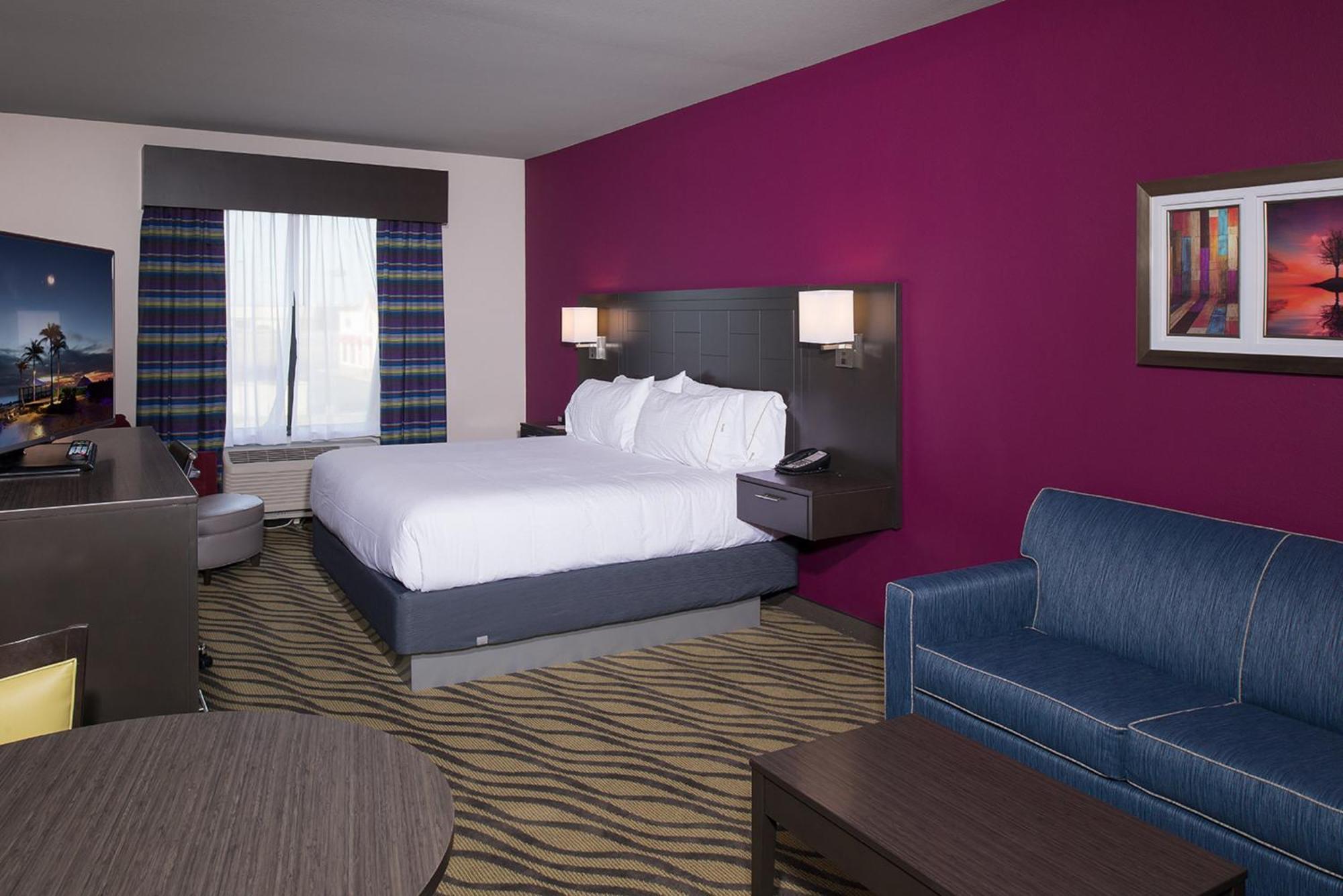 King Suite with Sofa Bed - Hearing Accessible