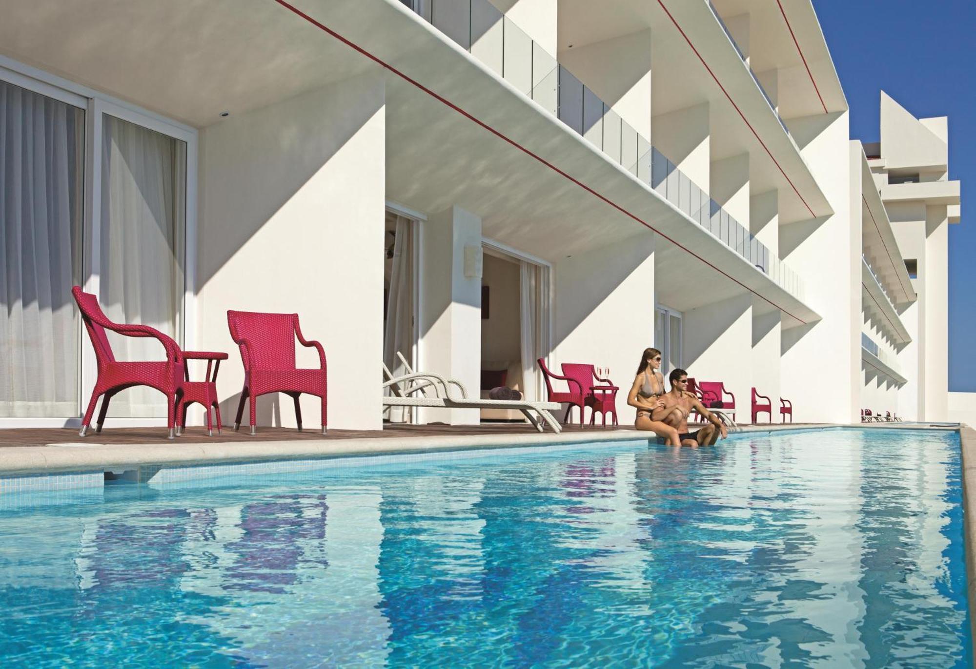 Suíte Júnior Preferencial VIP com Acesso direto à Piscina.