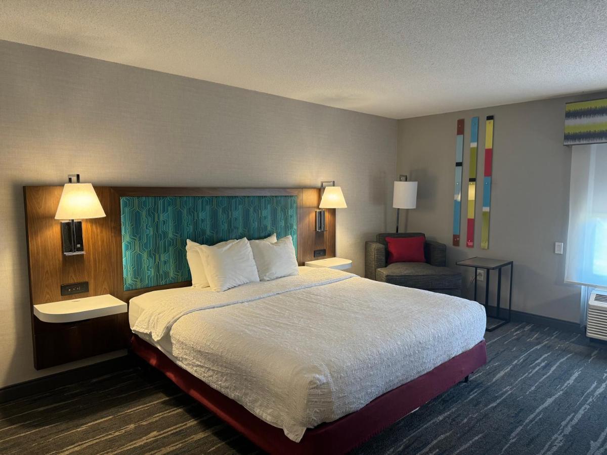 King Room with King Bed - Non-Smoking