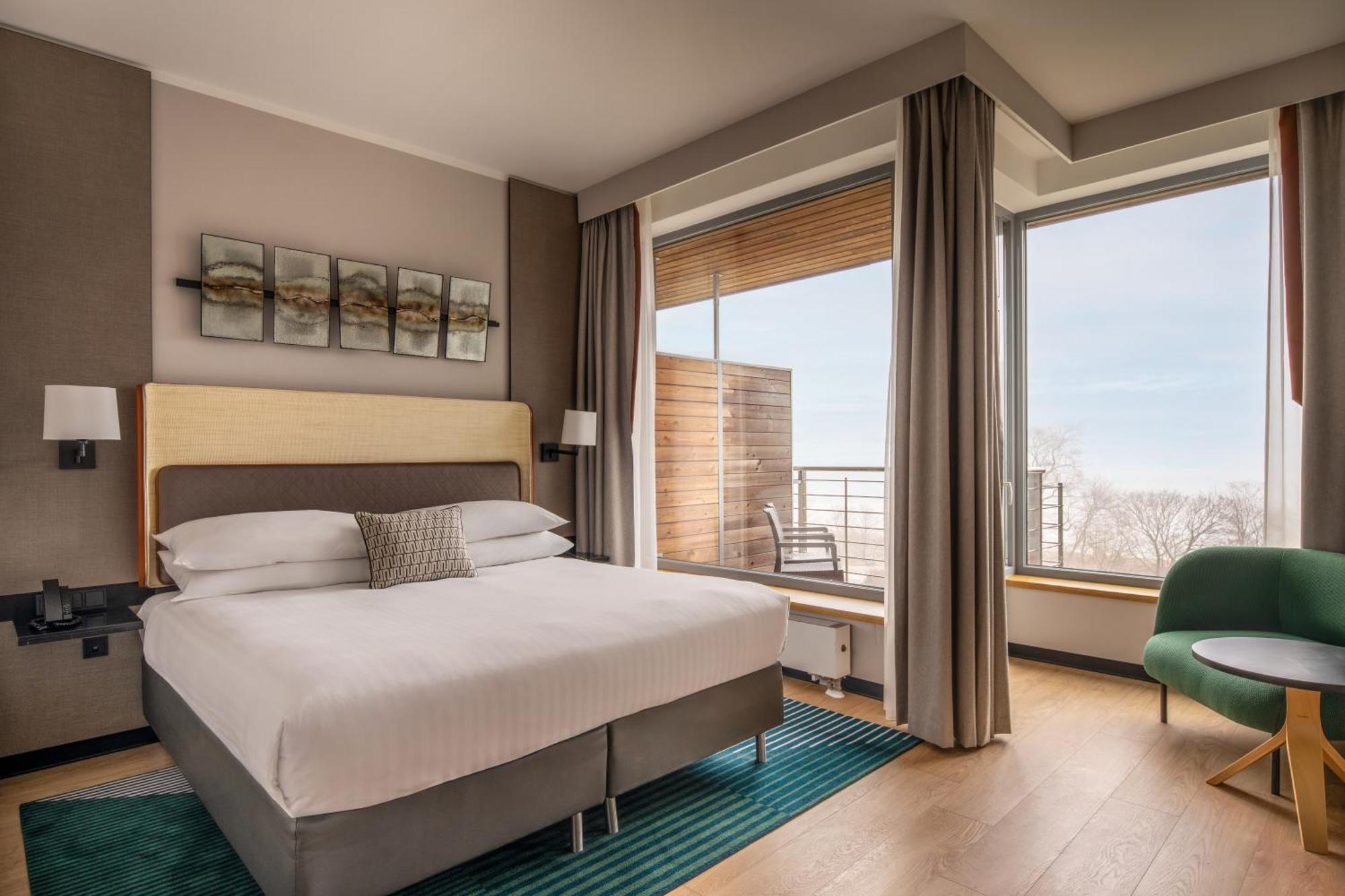 Habitación Estándar con cama extragrande, balcón y vistas al mar
