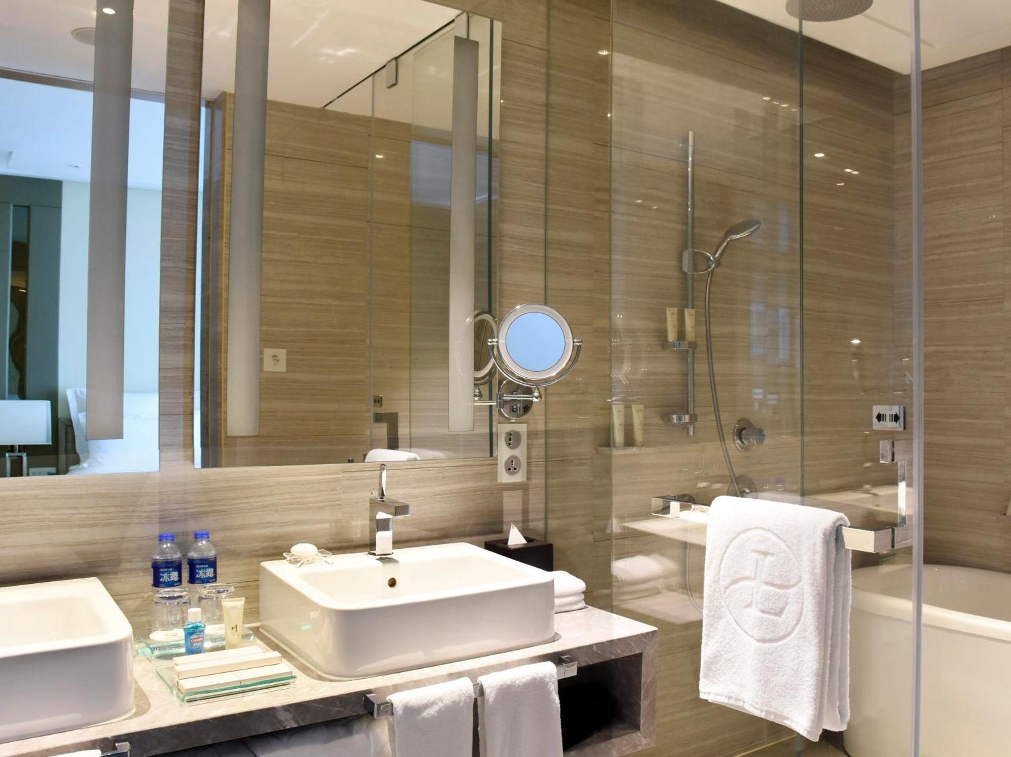 Club One-Bedroom Suite