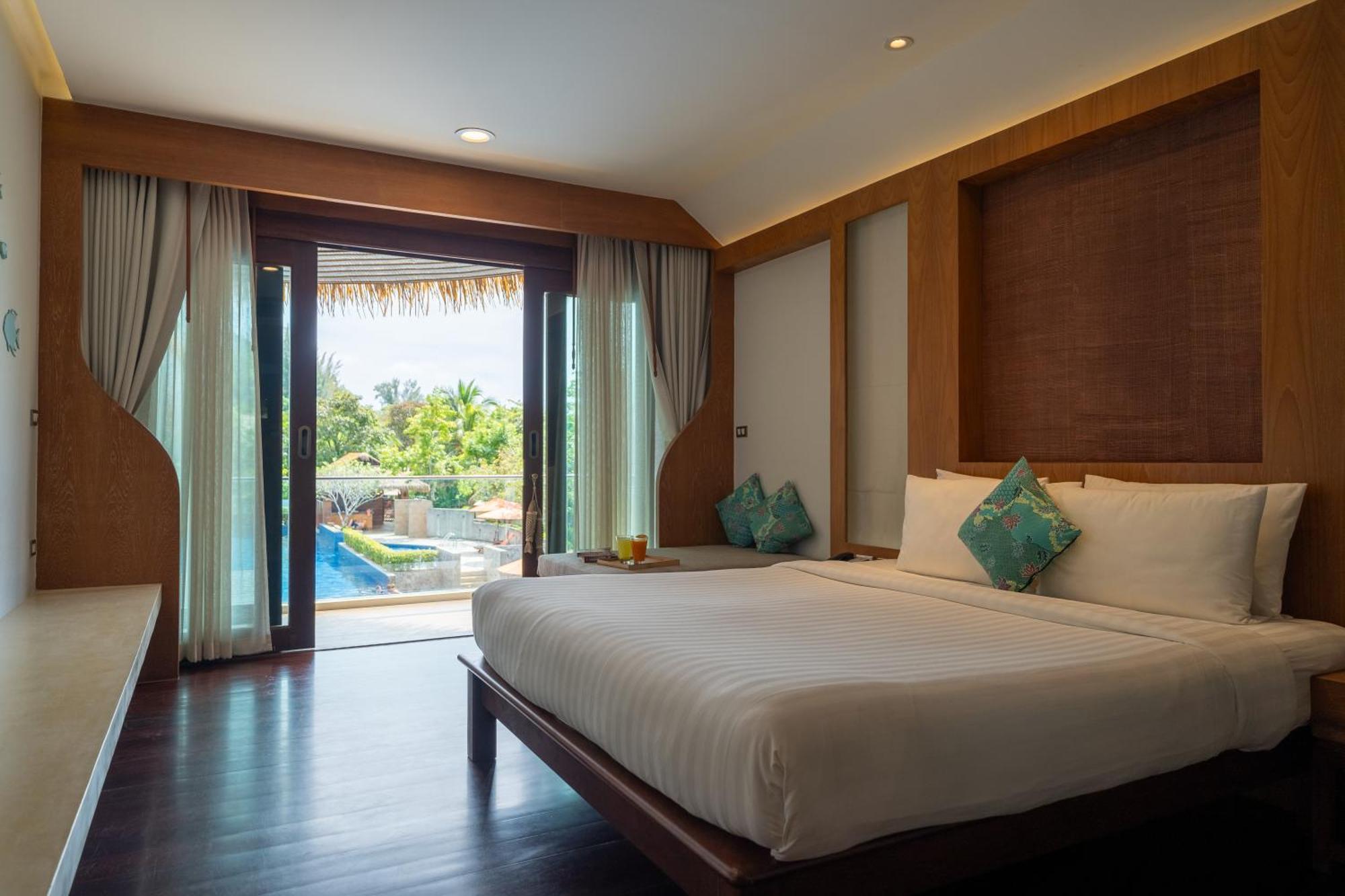 Deluxe Pool View